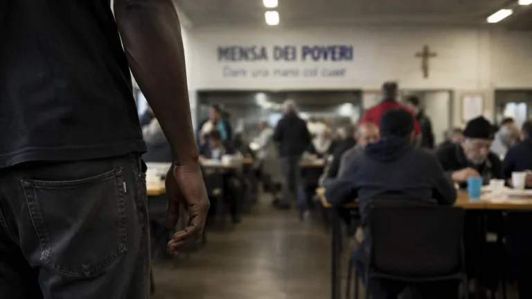 Aggressione mensa dei poveri (Immagine generata dall'AI) - Tuttonotizie.eu