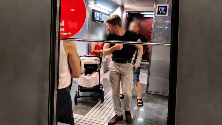 Aggressione in metro (Immagine editata con l'AI) - Tuttonotizie.eu