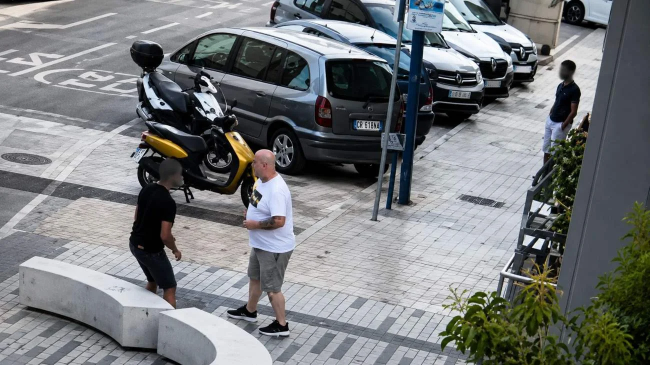 Spagna, due immigrati aggrediscono anziano: il video della rapina fa il giro del web