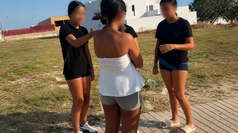 Ragazzina bullizzata (Immagine editata con l'AI) - Tuttonotizie.eu