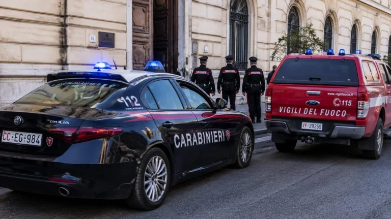 Carabinieri e Vigili del fuoco (Immagine generata dall'AI) - Tuttonotizie.eu