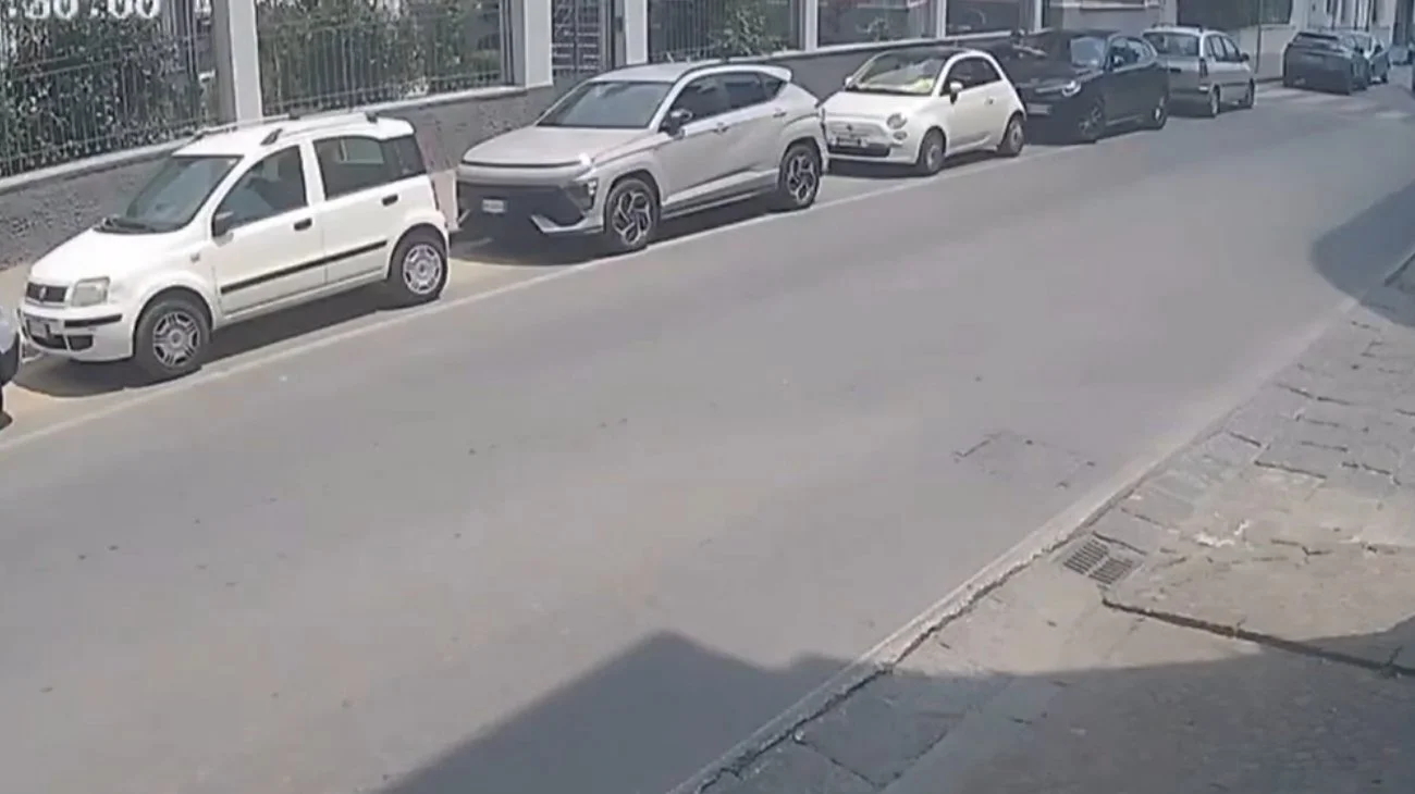 Frattamaggiore, tentano di rubare l'auto ma gli va male: il video che mostra la fuga