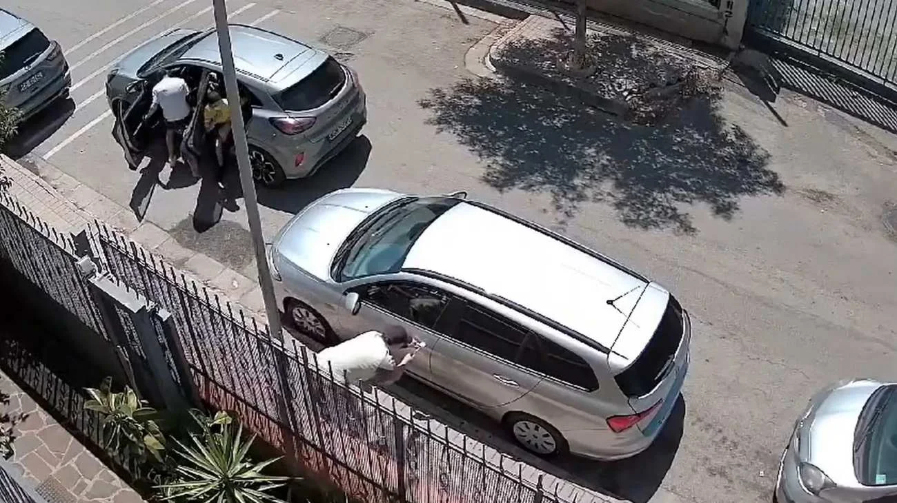 Furto record ad Arzano: in meno di 1 minuto rubano l'auto, una clip li inchioda