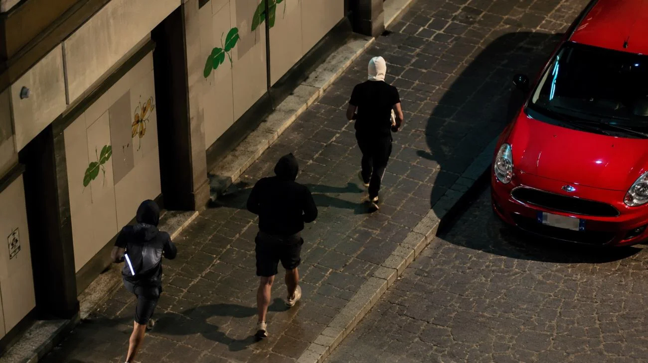 Corsico, gang di immigrati aggredisce negoziante: città nel caos