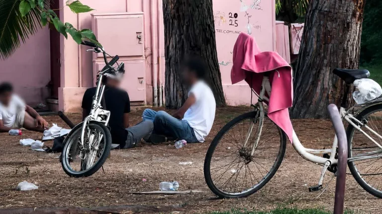 Immigrati in una villa comunale (Immagine editata con l'AI) - Tuttonotizie.eu