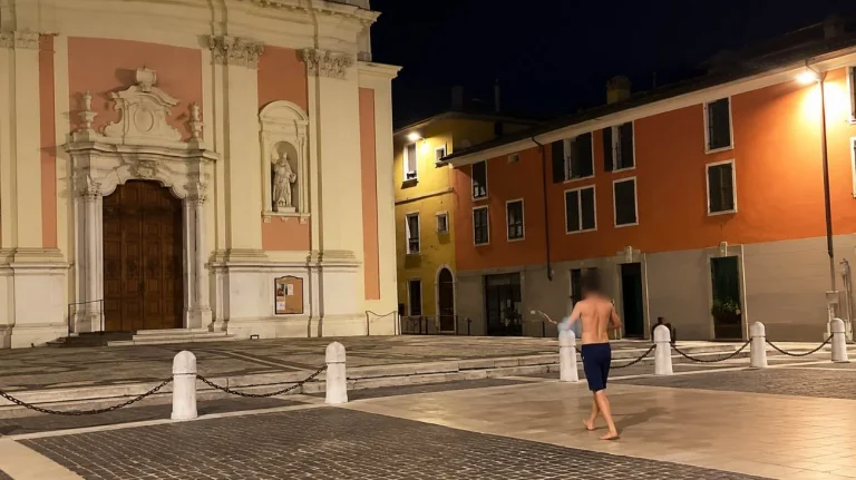 Immigrato va in escandescenze davanti una chiesa (Immagine editata dall'AI) - Tuttonotizie.eu