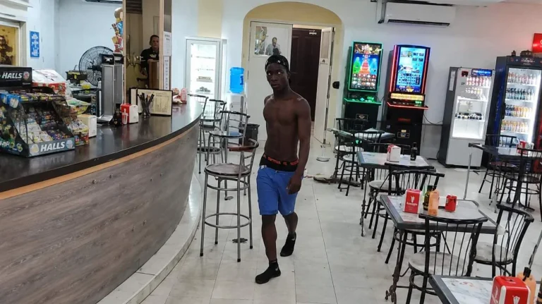 Immigrato distrugge hotel (Immagine editata con AI) - Tuttonotizie.eu