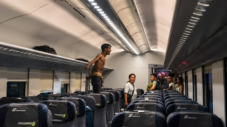 Immigrato in treno (Immagine editata con l'AI) - Tuttonotizie.eu