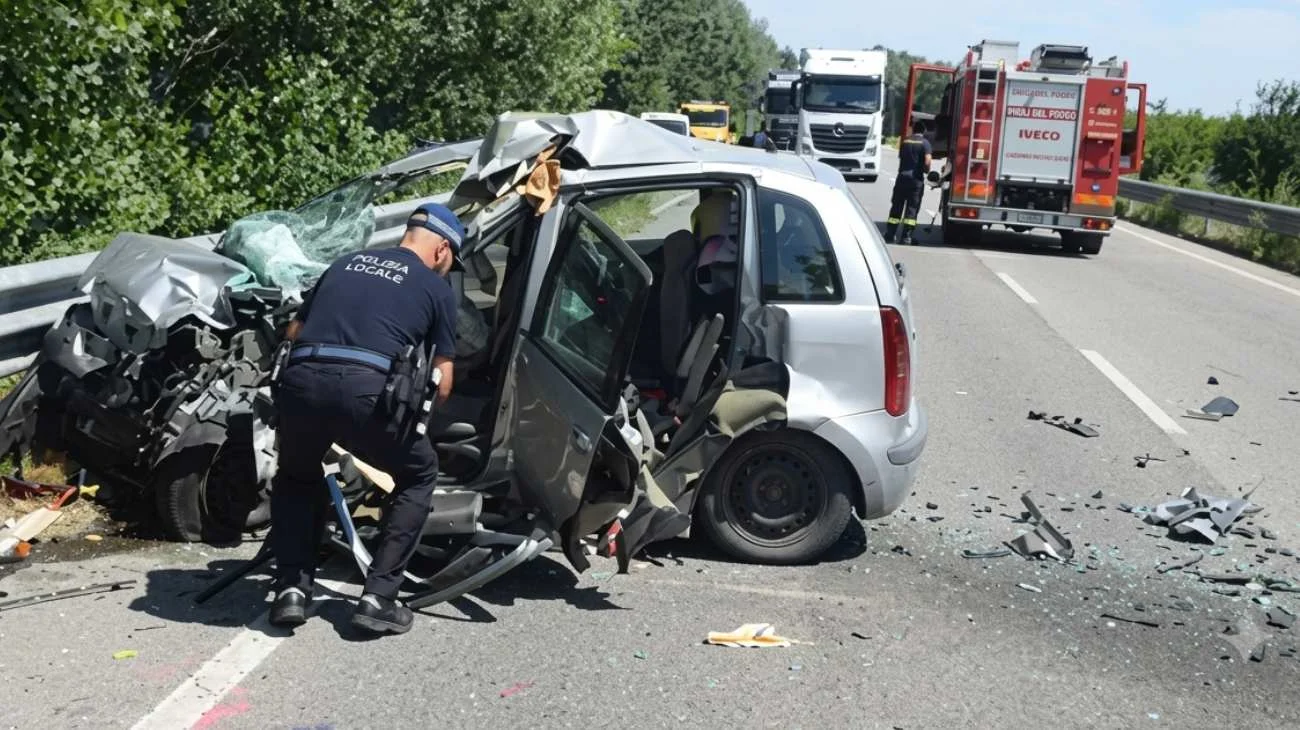 Bruttissimo incidente ad Alfonsine tra un'auto e un camion: c'è un morto