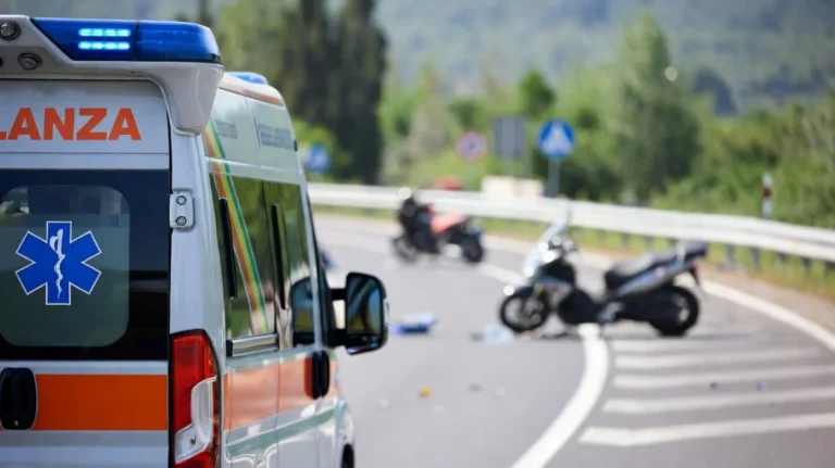Incidente in moto (Immagine generata dall'AI) - Tuttonotizie.eu