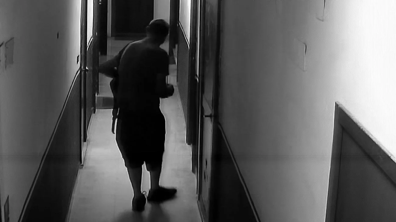 Un uomo tenta di rubare in alcune case: inseguito dai proprietari, poco dopo lo rifà
