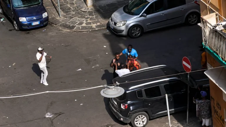 Rissa a Napoli (Immagine editata con AI) - Tuttonotizie.eu