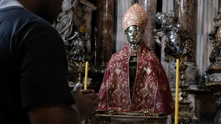 Furto mitra San Gennaro (Immagine generata dall'AI) - Tuttonotizie.eu