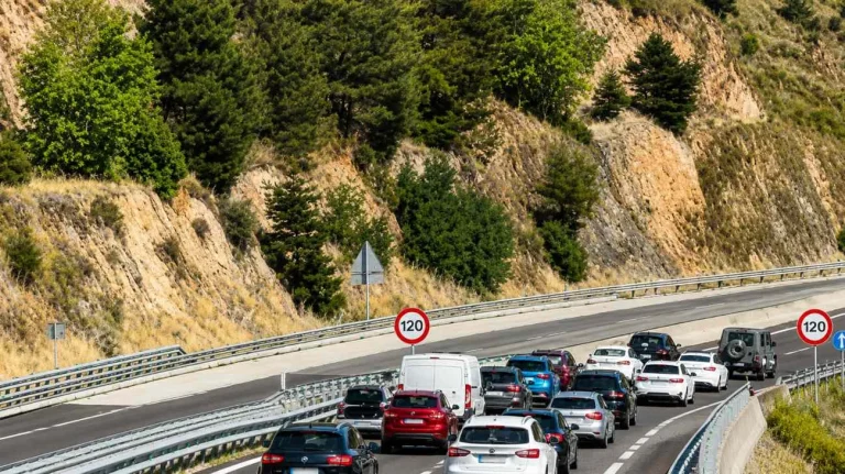 Traffico (Immagine editata con AI) - Tuttonotizie.eu