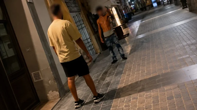 Confronto tra 2 commercianti e 1 ragazzo (Immagine generata dall'AI) - Tuttonotizie.eu