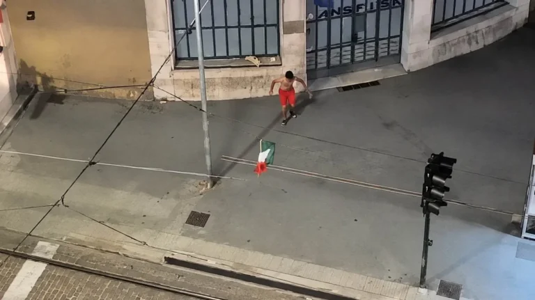 Attacco al tricolore (Immagine editata dall'AI) - Tuttonotizie.eu