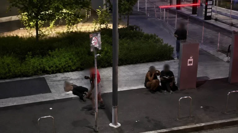 Giovani a Milano (Immagine editata dall'AI) - Tuttonotizie.eu
