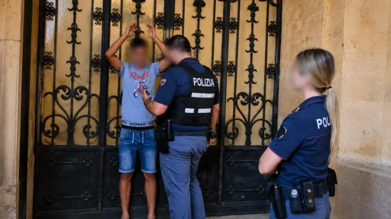 Immigrato protesta fuori il comune di Ferrara (Immagine editata dall'AI) - Tuttonotizie.eu