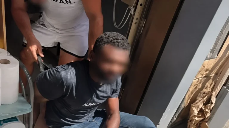 Immigrato crea problemi in un negozio (Immagine creata dall'AI) - Tuttonotizie.eu