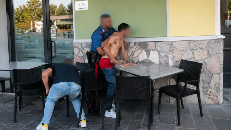 Immigrato fermato dalla polizia (Immagine editata dall'AI) - Tuttonotizie.eu