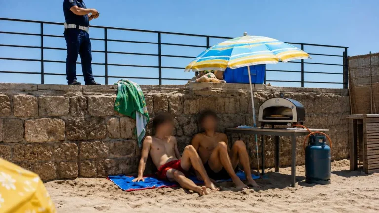 Pizze in spiaggia (Immagine editata con l'AI) - Tuttonotizie.eu