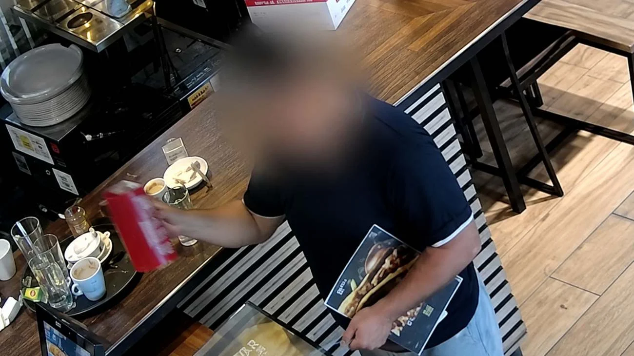 Un ladro entra in un pub e ruba il barattolo delle mance: l'ignobile gesto fa il giro del web