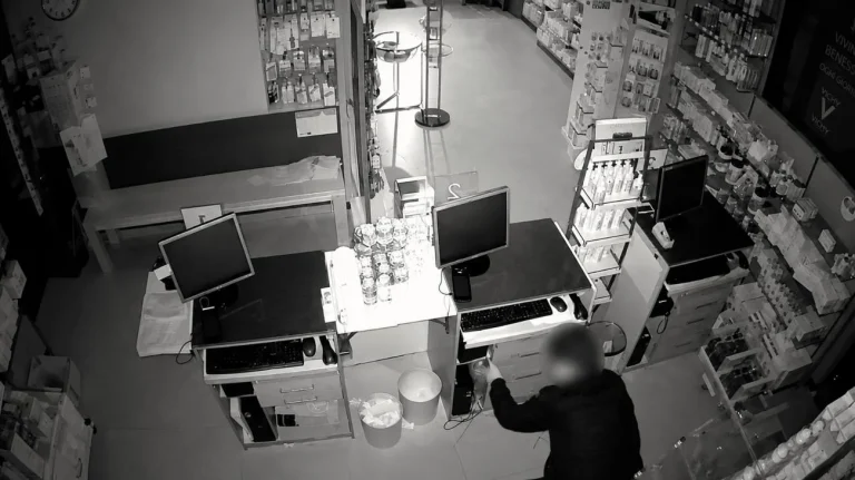 Rapina in farmacia (Immagine editata con l'AI) - Tuttonotizie.eu