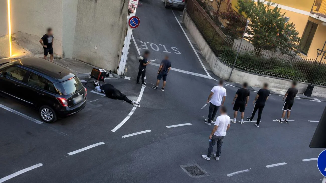 Rissa in pieno centro tra un gruppo di pakistani: il bilancio è di 5 feriti