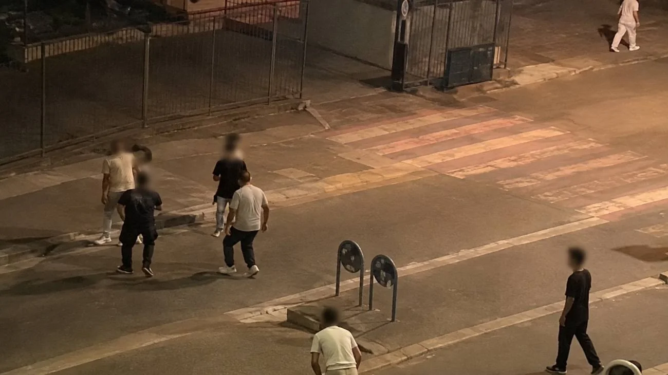 Rissa tra 30 ragazzi sul lungomare: si lanciano oggetti di ogni tipo a Chioggia