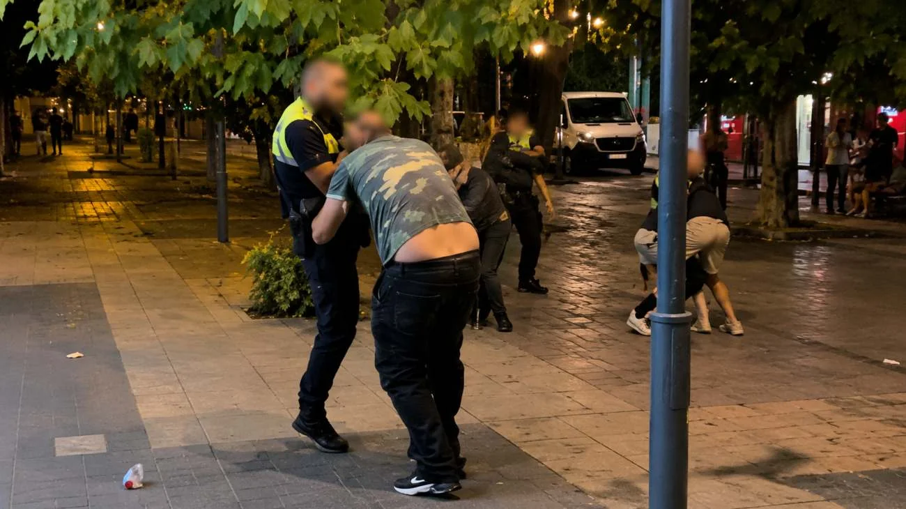 Scandalo a Barcellona, una guardia picchia un uomo in pubblico: il video fa scalpore per la brutalità del gesto