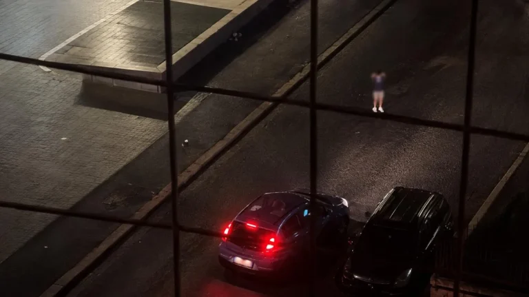 Roma, uomo disturba il traffico (Immagine editata dall'AI) - Tuttonotizie.eu
