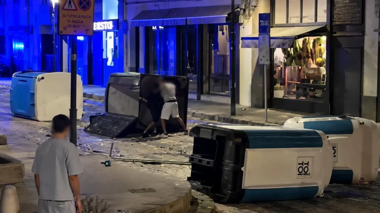 Scontri in città (Immagine editata dall'AI) - Tuttonotizie.eu