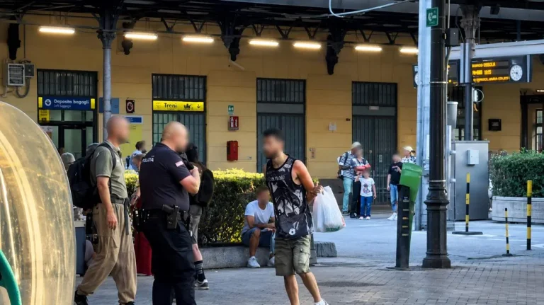 Aggressione nella stazione di Bologna (Immagine editata dall'AI) - Tuttonotizie.eu