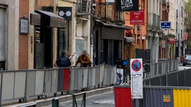 Tolosa, attentato a 3 poliziotti (Immagine editata con AI) - Tuttonotizie.eu