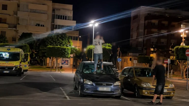 Uomo vandalizza alcune auto (Immagine editata dall'AI) - Tuttonotizie.eu