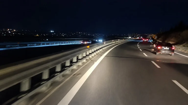 Auto contromano (Immagine editata dall'AI) - Tuttonotizie.eu