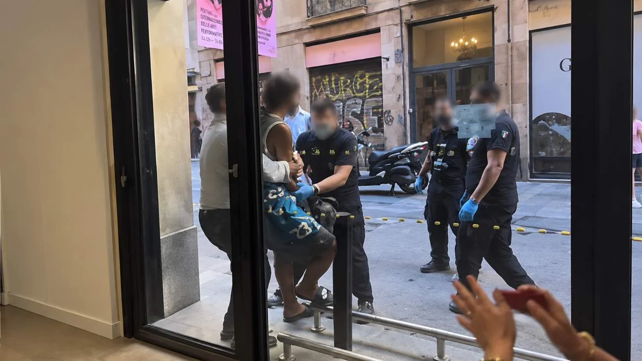 Rapinatore armato di coltello semina il panico a Barcellona: interviene la Polizia