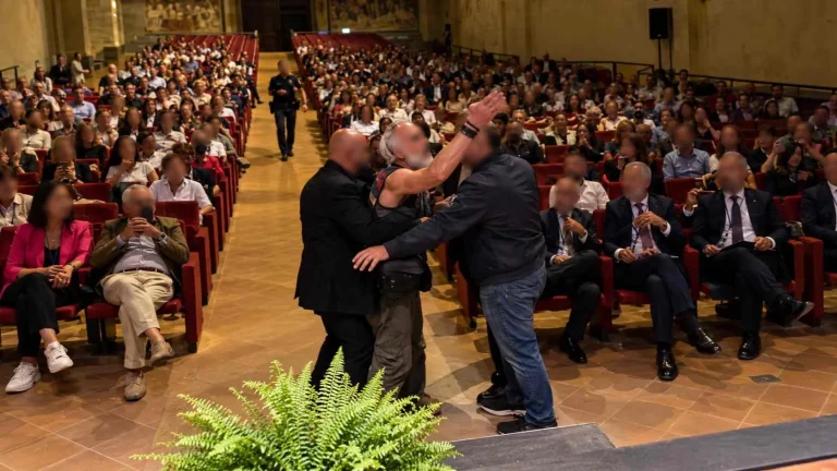 Bassetti contestato (Immagine editata con l'AI) - Tutttonotizie.eu