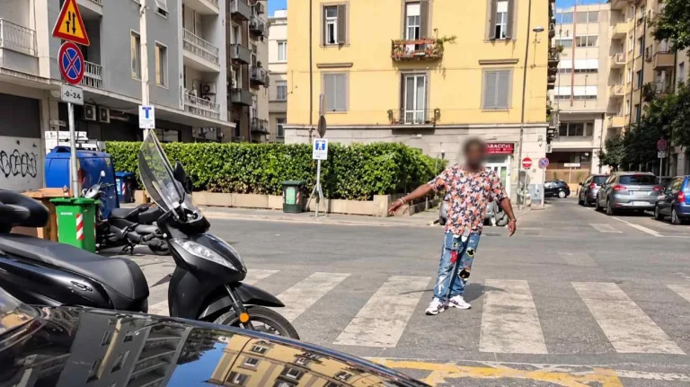 Immigrato va in escandescenze a Napoli (Immagine editata dall'AI) - Tuttonotizie.eu
