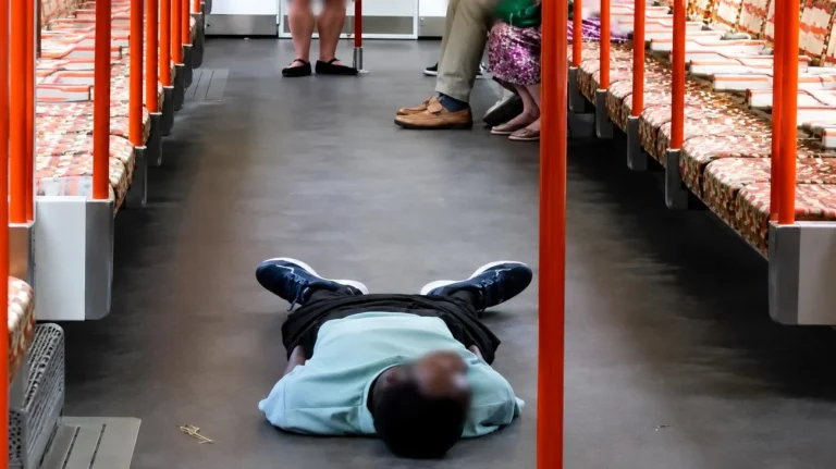 Immigrato disteso in metro (Immagine editata dall'AI) - Tuttonotizie.eu
