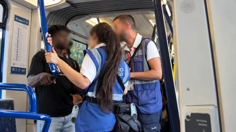 Polemica in treno (Immagine editata con AI) - Tuttonotizie.eu