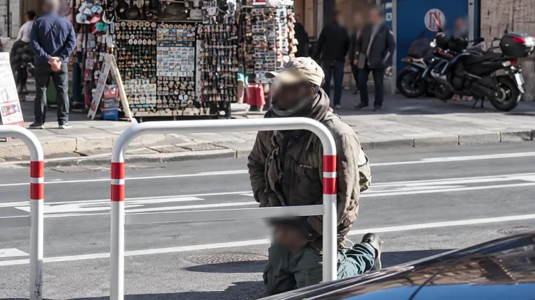 Roma, nudo in strada (Immagine editata con AI) - Tuttonotizie.eu