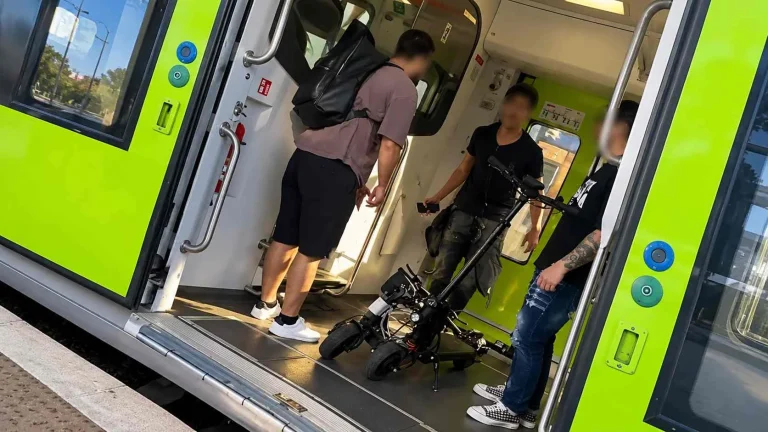 Disordini nella stazione di Sant'Antimo (Immagine editata con AI) - Tuttonotizie.eu