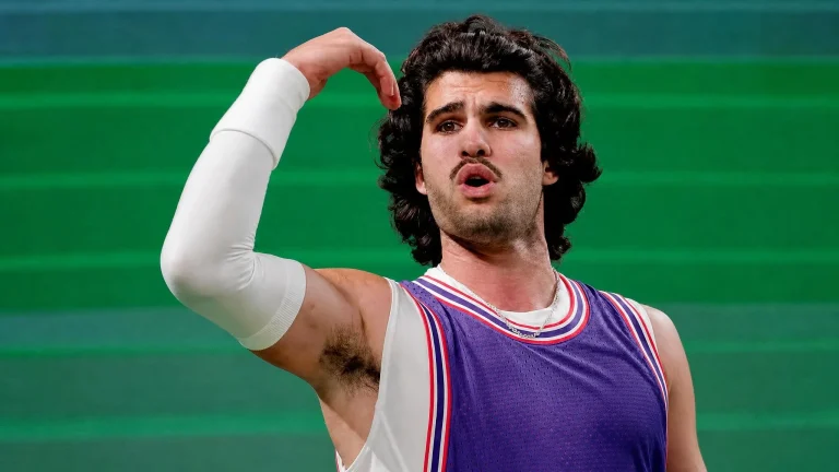 Alcaraz eliminato a Shanghai da Bergs 7-5 7-6: Zverev chiude il 2026 da numero 1, primo tedesco di sempre