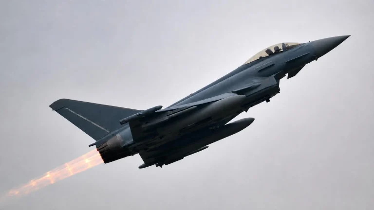 Allarme drone in Lituania: due Eurofighter italiani in volo, i frammenti colpiscono un'auto a Pasvalys