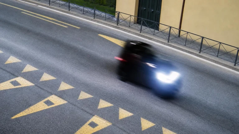 Banda della minicar a Roma, confessano due minorenni: «Gli ho tolto la mano dal manubrio». Iacopini in terapia intensiva