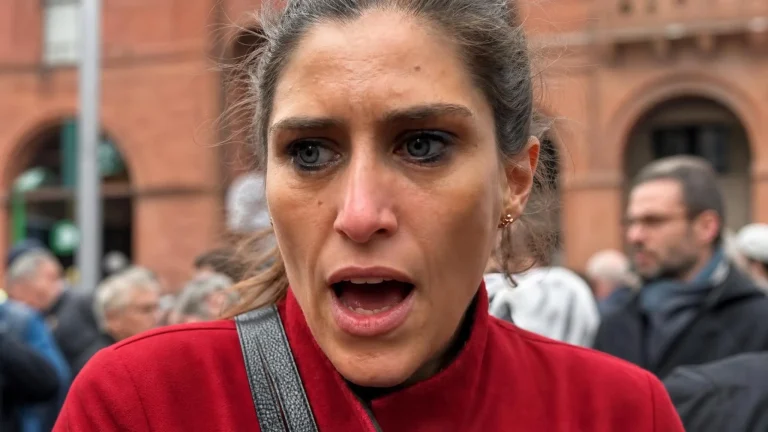 Chiara Appendino al corteo di Torino difende i giovani in piazza, con una condanna definitiva per San Carlo
