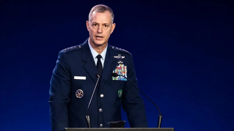 Comandante Nato Grynkewich a Varsavia: «Se attaccati combatteremo», mentre Mosca dice no alla tregua energetica