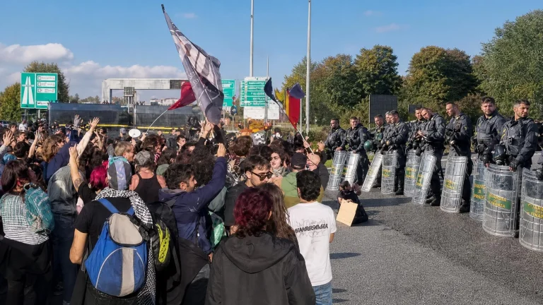 Cosa succede a Torino oggi: al corteo Usb la Guardia di finanza abbassa gli scudi davanti all'A4
