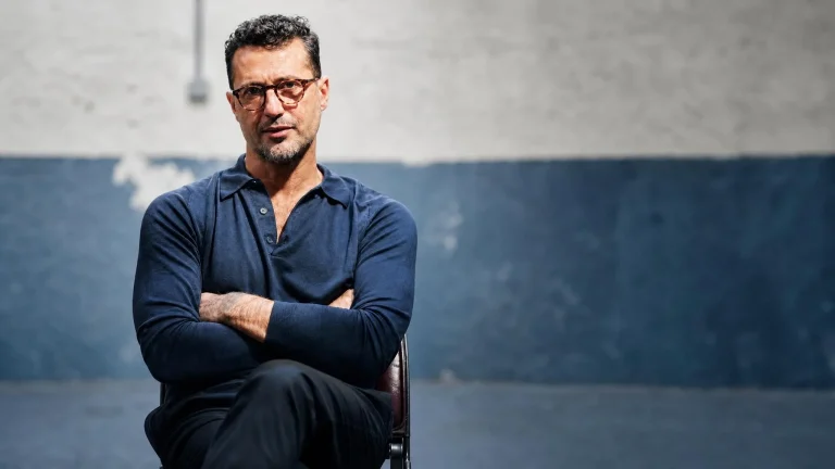 Fabrizio Corona denunciato a Milano: ignora l'alt dei carabinieri e viene bloccato dopo 700 metri senza patente
